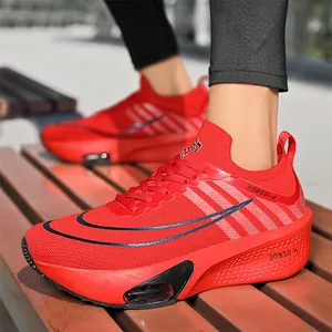 Scarpe da corsa rosse con ammortizzazione ad aria e tomaia in maglia traspirante