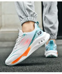 Détail de chaussure de course en cuir avec dégradé bleu-rose et semelle à plaque de carbone