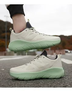 Dettaglio di sneaker in mesh crema traspirante con suole ondulate ammortizzate verde chiaro