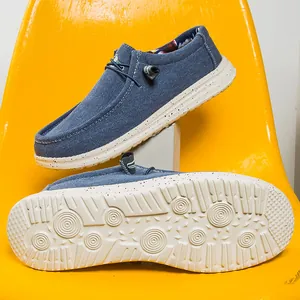 Vue détaillée des mocassins en toile bleue avec design sans lacets et semelle tachetée