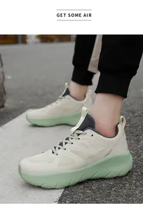Vista laterale di sneakers beige con suola verde spessa e tomaia in mesh traspirante