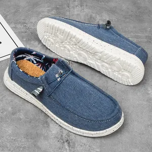 Détail d'un mocassin en toile bleu denim avec semelle mouchetée et semelle en liège