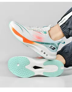Vue détaillée des chaussures de sport grande taille montrant les lignes et la semelle