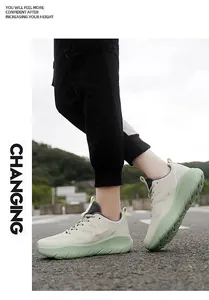 Dettaglio di sneaker alla moda con suola verde spessa e tomaia in rete sulla strada