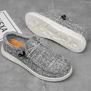 Détail de mocassin en toile grise avec semelle intérieure en liège et antidérapante