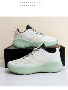 Dettaglio della suola ammortizzata verde menta e mesh bianco su sneakers chunky