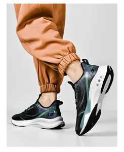 Vue latérale de chaussure de course pour homme avec semelle EVA épaisse et tige en mesh