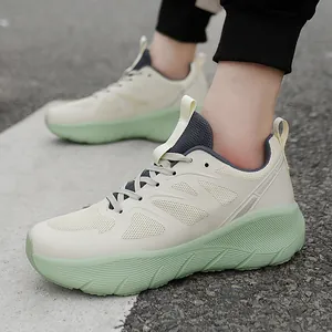 Sneaker da corsa alla moda beige e verde menta con tomaia in mesh traspirante