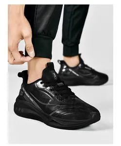 Détail de baskets de sport noires grande taille en cuir avec logo Tidene et amorti