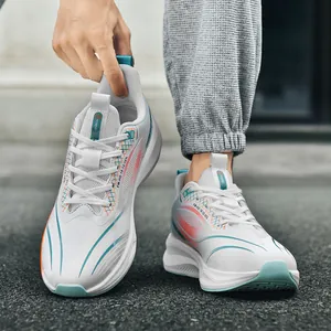 Détail de chaussures de course blanches avec rayures dégradées et semelles épaisses
