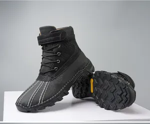 Details wasserdichter Schneestiefel mit Entenschnabel-Naht und rutschfester Gummisohle