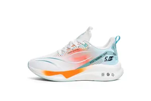 Vue latérale macro de chaussures de course en cuir blanc avec rayures dégradées