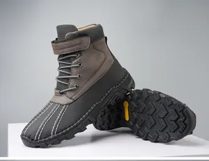 Detailansicht der wasserdichten Schneestiefel mit Entenschnabel-Naht und Profilsohle