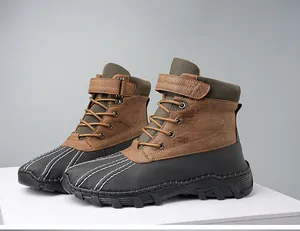 Detailansicht der braunen wasserdichten hohen Schneestiefel mit Gummisohlen und Riemen