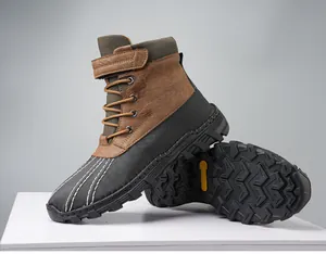 Detailansicht wasserdichter Schneestiefel mit rutschfesten Gummisohlen und Ledertextur