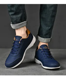 Detailansicht dunkelblauer Herren-Freizeitschuhe aus Leder mit braunen Akzenten am Fuß
