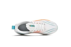 Vue de dessus de baskets de course blanches avec des accents orange et bleu sarcelle vifs