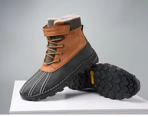 Detail von warmem Kunstfellfutter und rutschfester Gummisohle der Herren-Winterstiefel
