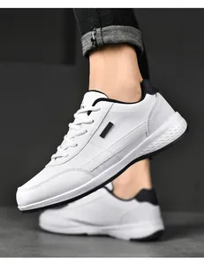 Detailansicht weißer wasserdichter Leder-Sneaker mit robusten Nähten und rutschfester Sohle
