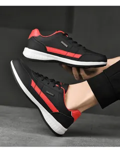 Detailansicht wasserdichter Leder-Sneaker für Herren mit roten Streifen und rutschfester Sohle
