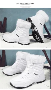 Detail weißer Schneestiefel mit dickem Kunstfellkragen und rutschfester Gummisohle