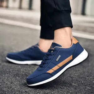 Outdoor-Freizeitschuhe für Herren aus dunkelblauem Leder mit wasserfester Sohle und Design