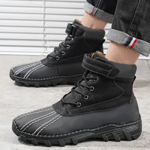 Détail de bottes d'hiver imperméables avec mélange cuir nylon et semelle en caoutchouc