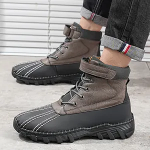 Détail de bottes canard pour hommes imperméables avec coutures contrastées et semelles en gomme