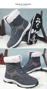 Detailansicht dunkelgrauer wasserdichter Schneestiefel mit dickem Kunstfellkragen und Anti-Rutsch-Sohle