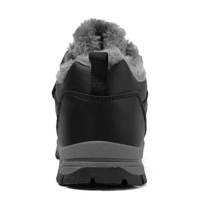Vue arrière de botte d'hiver chaude avec doublure en peluche grise et semelle antidérapante