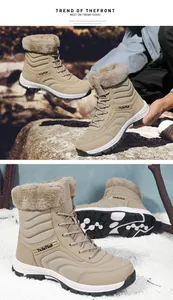 Detail von khakifarbenen High-Top Schneestiefeln mit Kunstfellfutter und Gummisohle