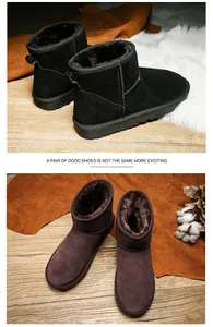 Gros plan de bottes de neige en cuir noir et marron avec doublure chaude et semelles antidérapantes