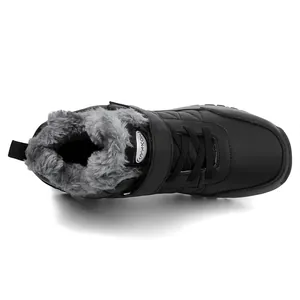 Détail de bottes d'hiver avec doublure en peluche et sangle à scratch ajustable