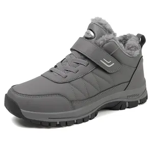 Détail de bottines d'hiver gris foncé avec doublure en peluche et semelle antidérapante