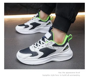 Nahaufnahme der Leder-Chunky-Sneaker mit Trikolore-Spleißen und dicker Polstersohle