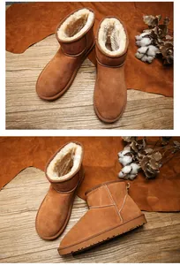 Gros plan de bottes de neige classiques en cuir marron avec doublure en peau de mouton épaisse