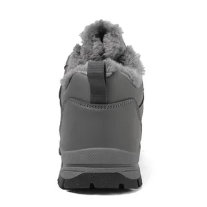 Détail de bottes d'hiver avec doublure en fourrure synthétique et semelles antidérapantes