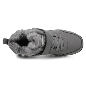 Vue détaillée d'une botte neige grise avec doublure pelucheuse et sangle velcro pratique