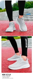 Gros plan de chaussures de course en mesh gris clair avec semelles épaisses