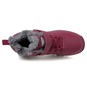 Détail de bottes de neige bordeaux avec doublure en peluche grise chaude et texture matelassée