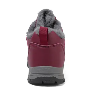 Vue arrière de bottes d'hiver bordeaux avec doublure en peluche et semelle antidérapante