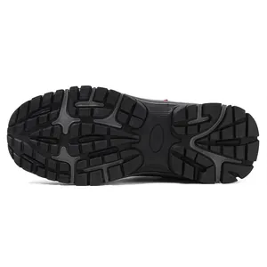Détail de la semelle en caoutchouc antidérapante avec crampons profonds pour chaussures