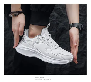Seitenansicht der weißen Herren-Ledersneaker mit feinen Nähten und Belüftungslöchern