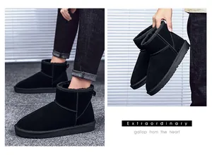 Détail de bottes de neige en cuir noir avec doublure polaire chaude et tirette
