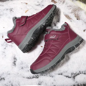 Détail de bottes de neige d'hiver avec doublure chaude en fourrure et fermeture velcro bordeaux