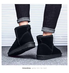 Vue détaillée arrière de bottes de neige en daim noir avec semelles épaisses et coutures