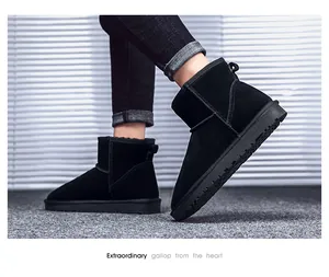 Look porté de bottes de neige classiques en daim noir avec languette et doublure