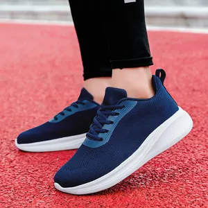 Chaussures de course légères en mesh bleu marine avec semelle amortissante blanche