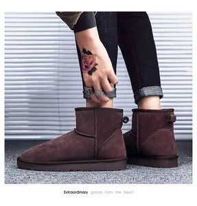 Vue détaillée de bottes de neige en daim marron foncé avec doublure chaude et semelle plate