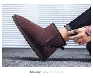 Vue latérale détaillée des bottes de neige marron foncé pour hommes avec semelles crantées